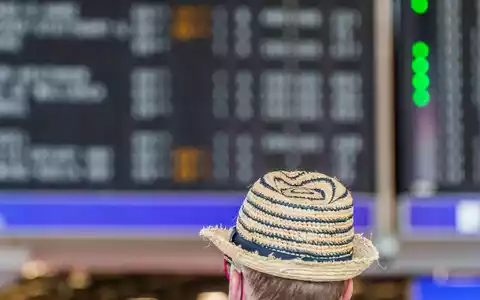 Am Frankfurter Flughafen drohen zum Ferienstart längere Wartezeiten. - Foto: Andreas Arnold/dpa
