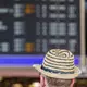 Am Frankfurter Flughafen drohen zum Ferienstart längere Wartezeiten. - Bild: Andreas Arnold/dpa