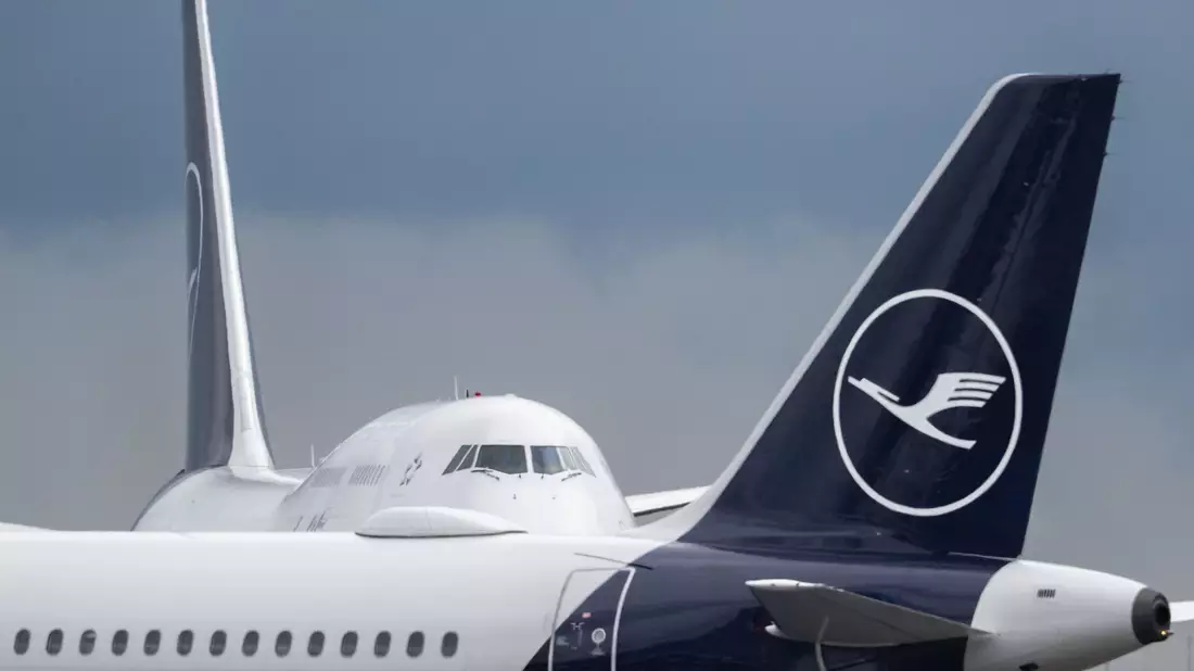 Am Frankfurter Flughafen müssen sich Reisende gedulden.  - Bild: Boris Roessler/dpa
