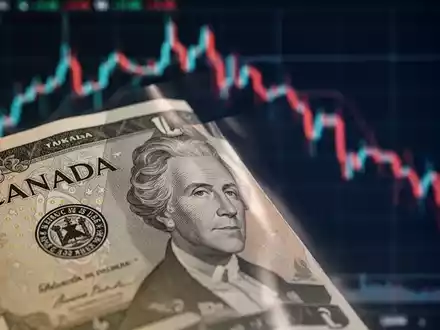 Nahaufnahme einer kanadischen Dollarnote vor einem unscharfen Hintergrund, der einen starken Rückgang anzeigt. - Foto: über boerse-global.de