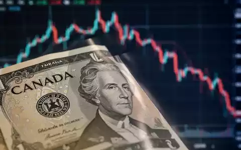 Nahaufnahme einer kanadischen Dollarnote vor einem unscharfen Hintergrund, der einen starken Rückgang anzeigt. - Foto: über boerse-global.de