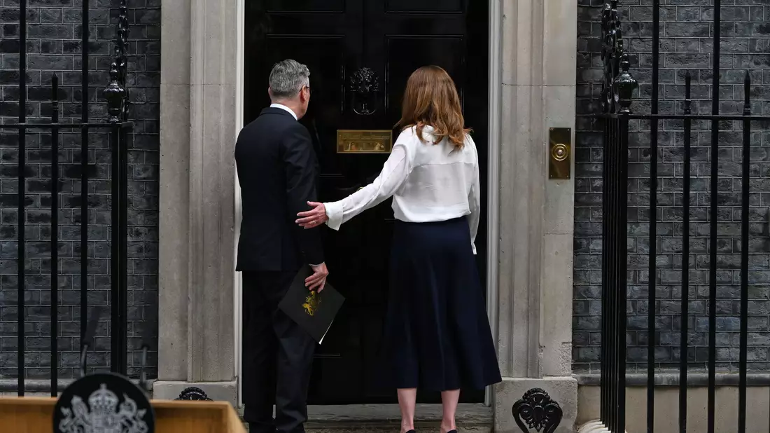 Der britische Premierminister Keir Starmer (links) und seine Frau Victoria (rechts) nach der Rücktrittsankündigung. - Bild: Thomas Krych/AP/dpa