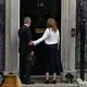 Der britische Premierminister Keir Starmer (links) und seine Frau Victoria (rechts) nach der Rücktrittsankündigung. - Bild: Thomas Krych/AP/dpa