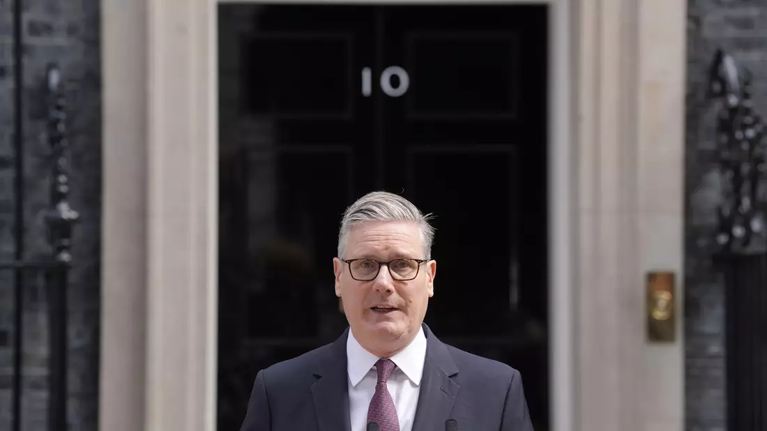 Der britische Premier Keir Starmer hat seinen Rücktritt angekündigt.  - Bild: Andrew Matthews/PA Wire/dpa