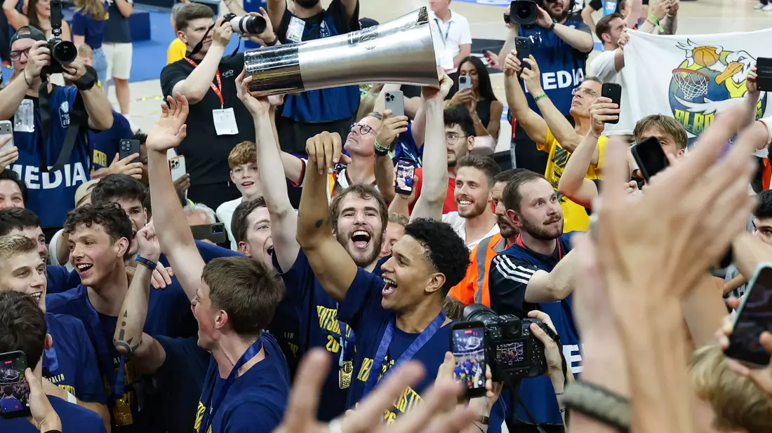 Feiert einen der größen Coups der BBL-Historie: Alba Berlin. - Bild: Matthias Stickel/dpa