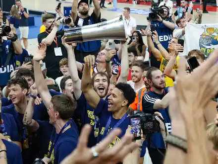 Feiert einen der größen Coups der BBL-Historie: Alba Berlin. - Foto: Matthias Stickel/dpa