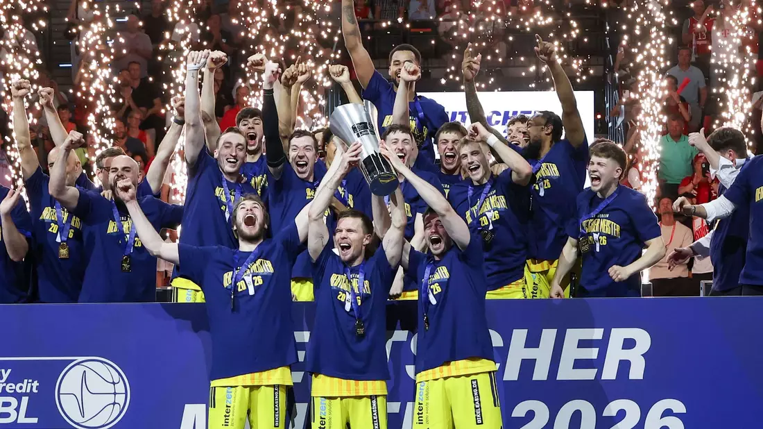 Malte Delow, Martin Hermannsson und Jonas Mattissek halten den Pokal in die Höhe. - Bild: Matthias Stickel/dpa