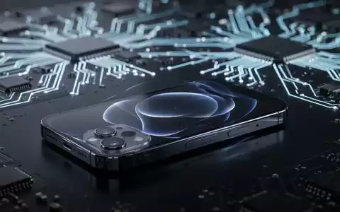 A futuristic smartphone with glowing circuit board patterns in the background, symbolizing high-tech chip manufacturing and rising costs. - Foto: über boerse-global.de