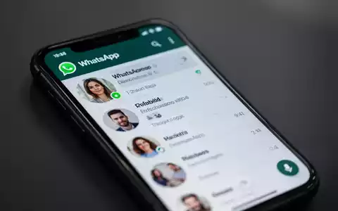 Ein Smartphone-Bildschirm zeigt die WhatsApp-Benutzeroberfläche mit einer Kontaktliste, auf der ein grüner Punkt den Online-Status anzeigt. - Foto: über boerse-global.de