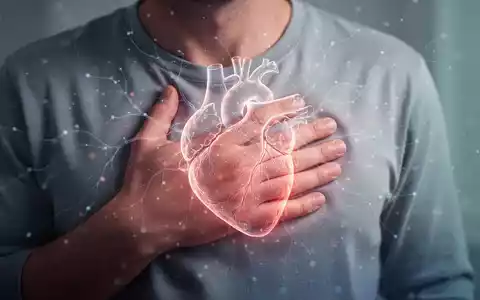 Eine Hand hält die Brust, die digitale Überlagerung eines Herzens symbolisiert chronische Schmerzen und Herz-Kreislauf-Risiken. - Foto: über boerse-global.de
