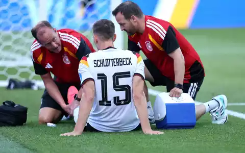 Nico Schlotterbeck hat sich im WM-Spiel gegen die Elfenbeinküste am Knöchel verletzt.  - Foto: Jan Woitas/dpa