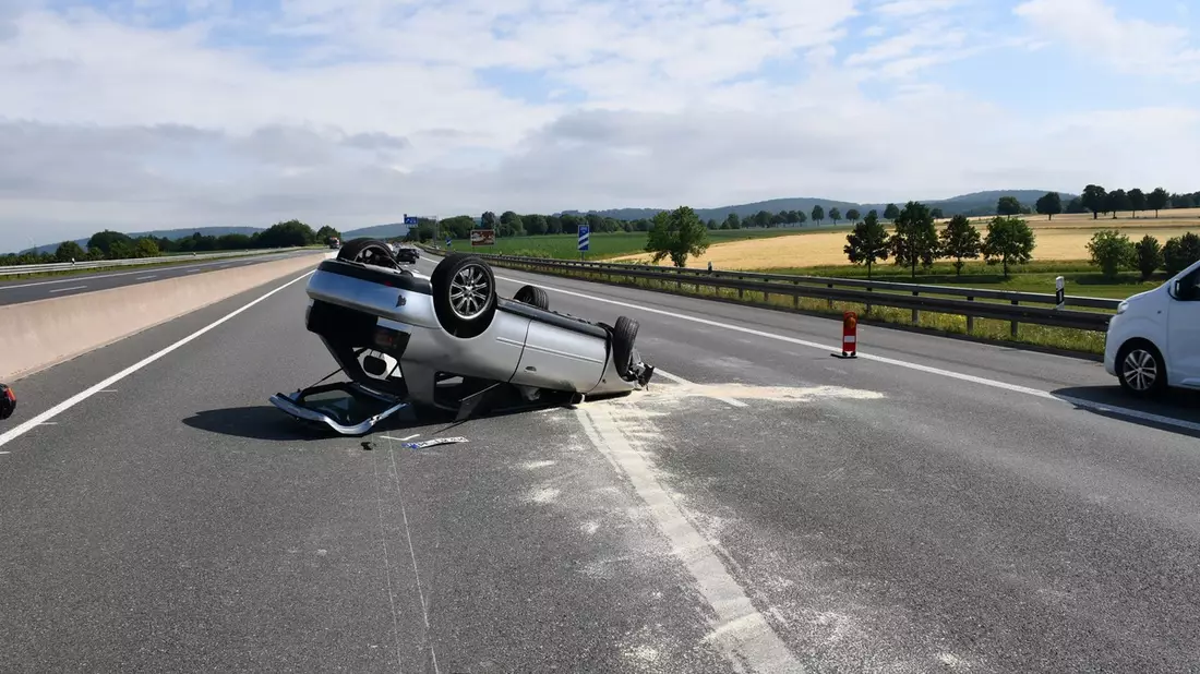 POL-HI: Unfallflucht auf der BAB7 bei Seesen - Fahrzeug überschlägt sich - Bild: presseportal.de