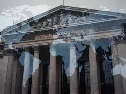 Das Gebäude der Pariser Börse mit einer überlagerten Weltkarte, die geopolitische Spannungen darstellt. - Foto: über boerse-global.de