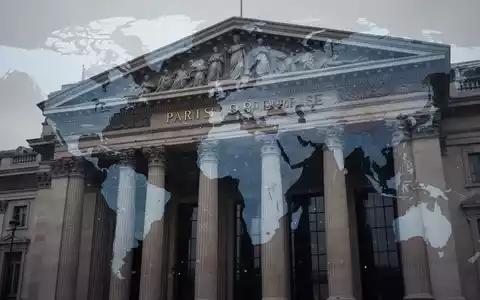 Das Gebäude der Pariser Börse mit einer überlagerten Weltkarte, die geopolitische Spannungen darstellt. - Foto: über boerse-global.de