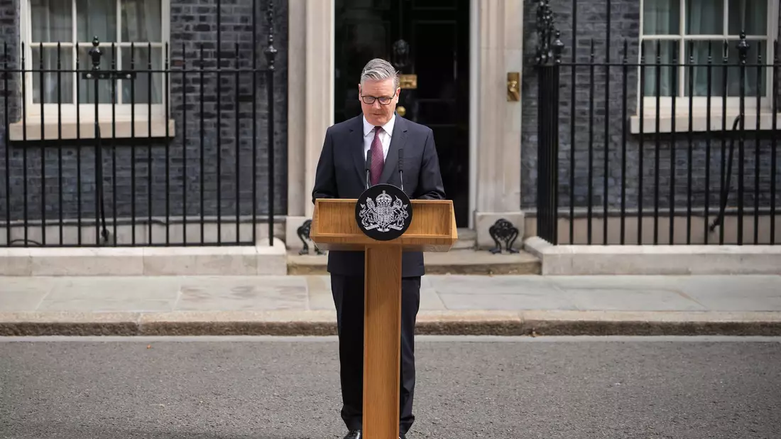 Großbritanniens Premierminister Keir Starmer kündigt seinen Rücktritt an. - Bild: Kin Cheung/AP/dpa