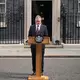 Großbritanniens Premierminister Keir Starmer kündigt seinen Rücktritt an. - Bild: Kin Cheung/AP/dpa