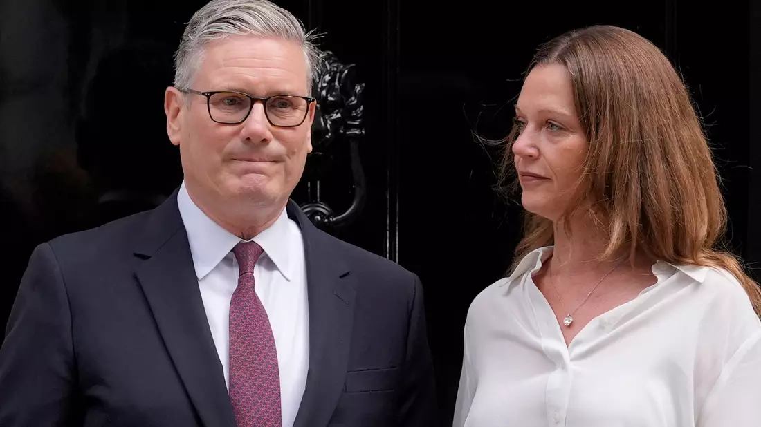 Starmer und seine Frau Victoria.  - Bild: Andrew Matthews/PA Wire/dpa