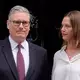 Starmer und seine Frau Victoria.  - Bild: Andrew Matthews/PA Wire/dpa