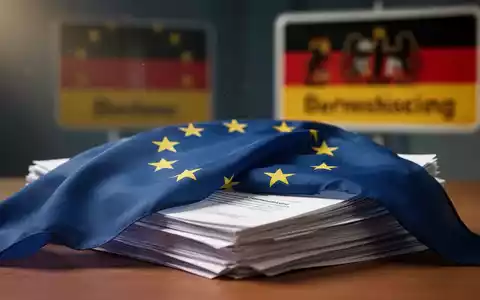 Eine EU-Flagge über einem Stapel Gesetzesdokumente, im Hintergrund unscharf ein deutsches Verkehrsschild. Symbolisiert die Anpassung deutscher Verkehrsbußgelder an EU-Standards. - Foto: über boerse-global.de