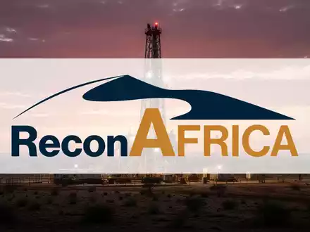 Ölbohrturm bei Sonnenuntergang in einer weiten, trockenen Landschaft, der die Erkundung von Öl in Kavango West symbolisiert. - Foto: über boerse-global.de