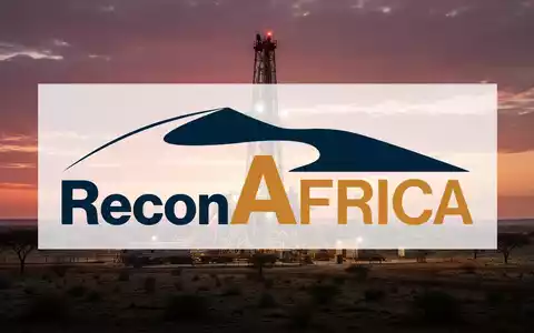 Ölbohrturm bei Sonnenuntergang in einer weiten, trockenen Landschaft, der die Erkundung von Öl in Kavango West symbolisiert. - Foto: über boerse-global.de