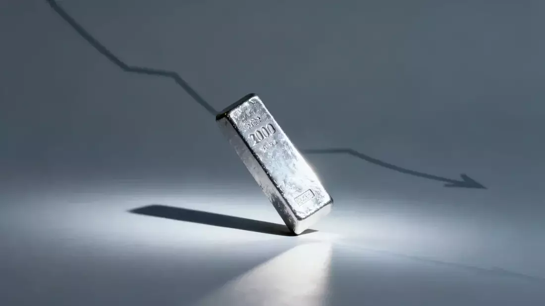 Silver Caught Between Supply Deficit and Hawkish Fed in Volatile Trading