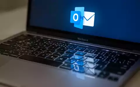 A close-up of a MacBook keyboard, with the Microsoft Outlook icon visible on the screen above it. - Foto: über boerse-global.de