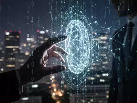 Eine Hand interagiert mit einem leuchtenden digitalen Interface, das Binärcode und neuronale Netzwerkmuster zeigt, im Hintergrund eine verschwommene Stadtansicht. - Foto: über boerse-global.de