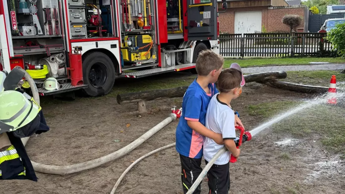 FW Celle: Feuerwehr hautnah erleben - Projektwoche im Kindergarten Villa Kunterbunt - Bild: presseportal.de