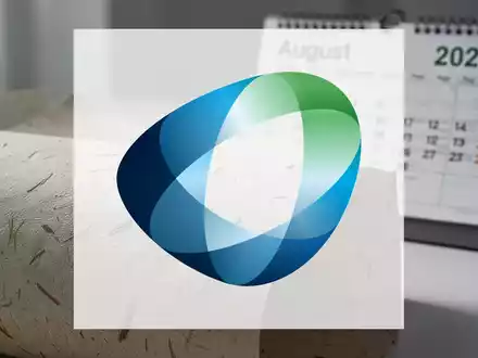 Nahaufnahme einer nachhaltigen Verpackung mit unscharfem Kalender im Hintergrund, der August 2026 zeigt. - Foto: über boerse-global.de
