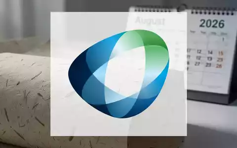 Nahaufnahme einer nachhaltigen Verpackung mit unscharfem Kalender im Hintergrund, der August 2026 zeigt. - Foto: über boerse-global.de