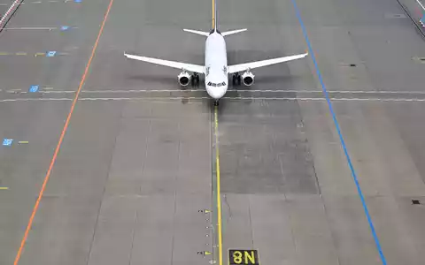 Das Flugzeug stand mehr als eine Stunde nach dem ursprünglich geplanten Abflug noch auf dem Vorfeld des Flughafens. (Symbolbild) - Foto: Arne Dedert/dpa