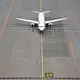 Das Flugzeug stand mehr als eine Stunde nach dem ursprünglich geplanten Abflug noch auf dem Vorfeld des Flughafens. (Symbolbild) - Bild: Arne Dedert/dpa