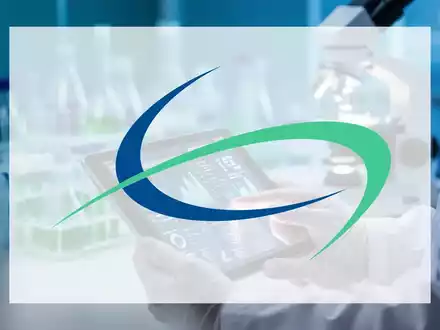 Hände eines Wissenschaftlers, der Daten auf einem Tablet in einem Labor überprüft, mit unscharfem Mikroskop im Hintergrund. - Foto: über boerse-global.de