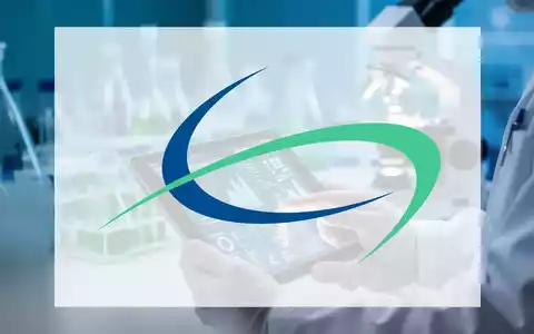 Hände eines Wissenschaftlers, der Daten auf einem Tablet in einem Labor überprüft, mit unscharfem Mikroskop im Hintergrund. - Foto: über boerse-global.de