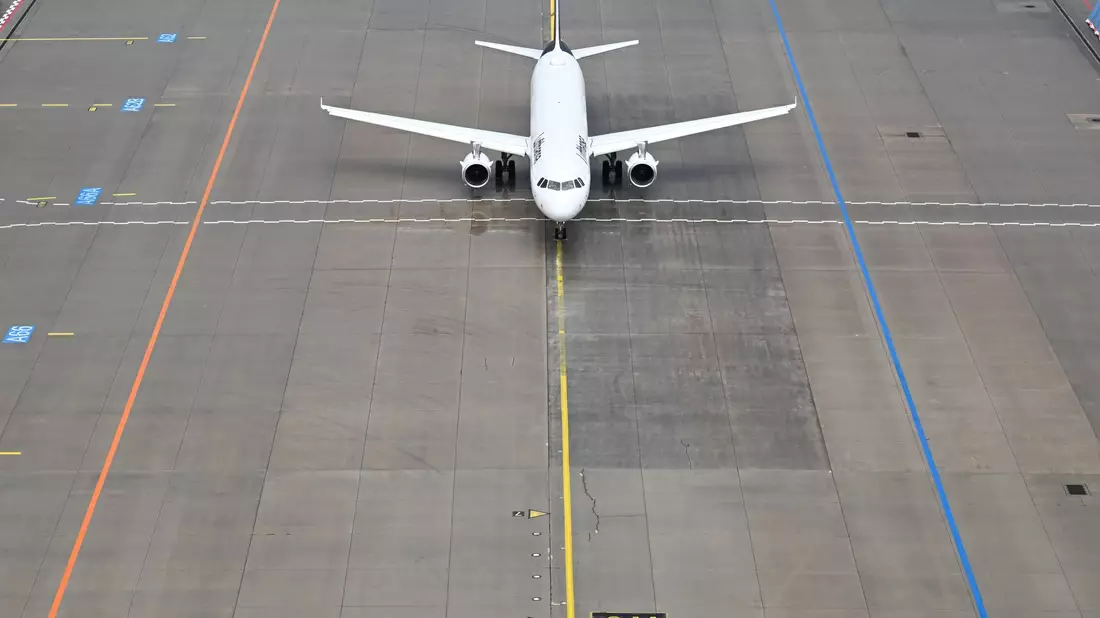 Das Flugzeug stand mehr als eine Stunde nach dem ursprünglich geplanten Abflug noch auf dem Vorfeld des Flughafens. (Symbolbild) - Bild: Arne Dedert/dpa