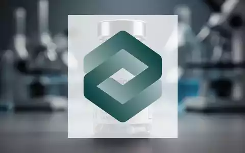 Eine generische Pillenflasche mit unscharfem, abstraktem Hintergrund, der ein Labor andeutet. - Foto: über boerse-global.de