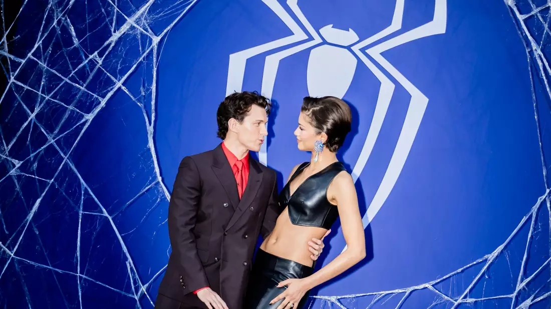 Tom Holland und Zendaya zeigten sich vor Tausenden Fans in Berlin. - Bild: Christoph Soeder/dpa