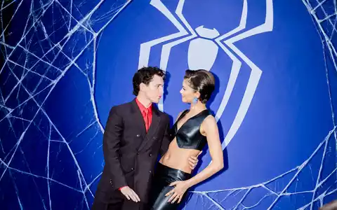 Tom Holland und Zendaya zeigten sich vor Tausenden Fans in Berlin. - Foto: Christoph Soeder/dpa