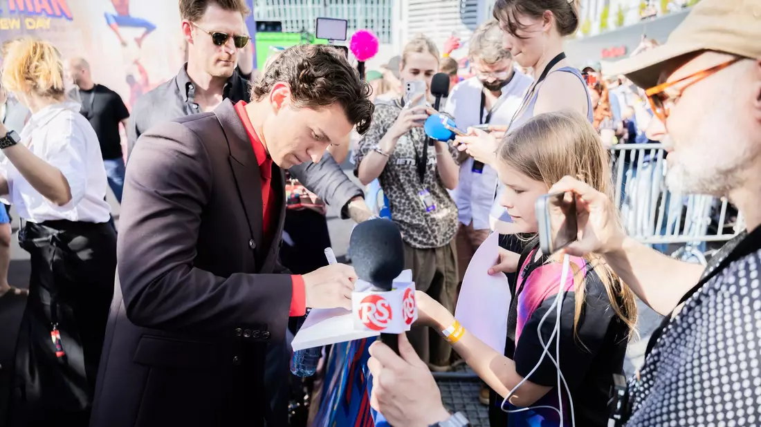 Autogramme und Selfies: Tom Holland in Berlin. - Bild: Christoph Soeder/dpa