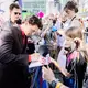 Autogramme und Selfies: Tom Holland in Berlin. - Bild: Christoph Soeder/dpa