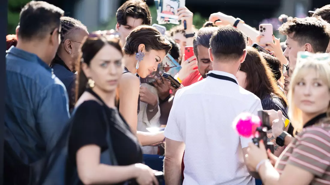 Zendaya nahm sich Zeit für ihre Fans. - Bild: Christoph Soeder/dpa