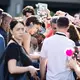 Zendaya nahm sich Zeit für ihre Fans. - Bild: Christoph Soeder/dpa