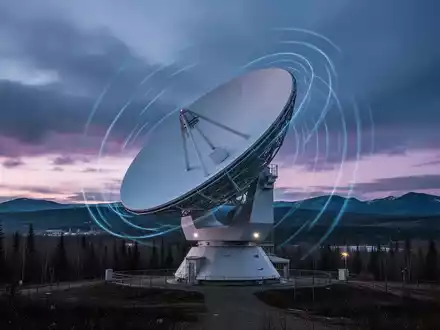 Ein modernes Radarsystem vor einer kanadischen Landschaft bei Sonnenuntergang, das blaue Lichtwellen aussendet. - Foto: über boerse-global.de
