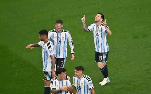 Lionel Messi (r.) nach seinem WM-Rekordtor. - Foto: Jessica Tobias/AP/dpa