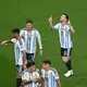 Lionel Messi (r.) nach seinem WM-Rekordtor. - Bild: Jessica Tobias/AP/dpa