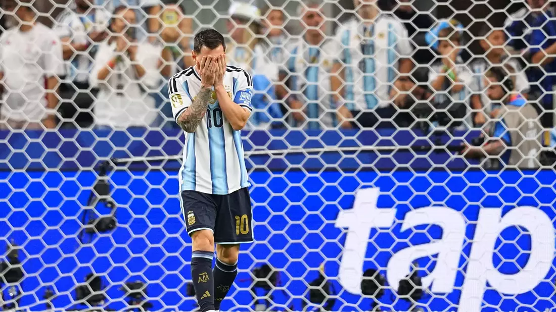 Lionel Messi kann es selbst kaum glauben: Er hat gegen Österreich einen Elfmeter verschossen. - Bild: Julio Cortez/AP/dpa