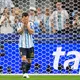 Lionel Messi kann es selbst kaum glauben: Er hat gegen Österreich einen Elfmeter verschossen. - Bild: Julio Cortez/AP/dpa