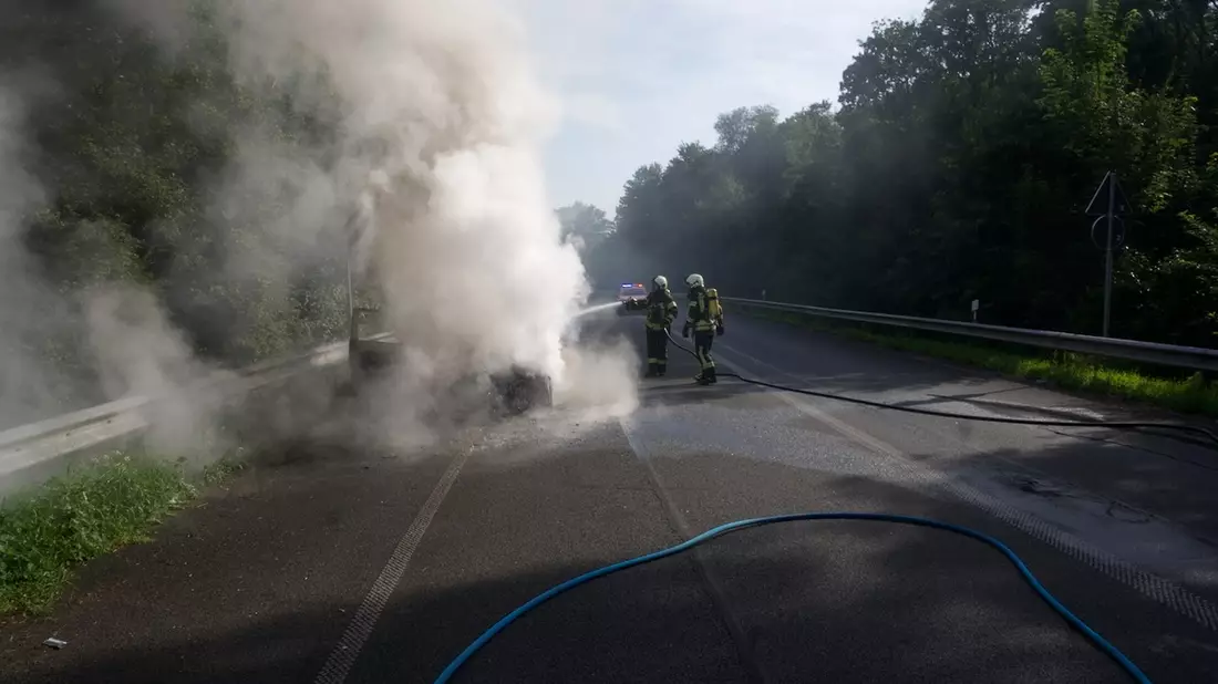FW Kranenburg: Fahrzeug brennt auf B9 neu vollständig aus - Bild: presseportal.de