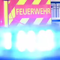 Der Einsatz der Feuerwehr an der Schleuse läuft noch. (Symbolfoto)  - Foto: Bernd Weißbrod/dpa